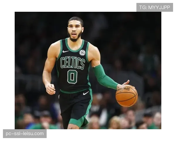 特写：2024年总决赛G7结束后，杰森·塔图姆在球员通道的背影