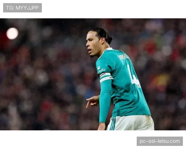 特写：角球进攻中，范戴克头球攻门击中横梁后弹地，VAR确认未整体过线