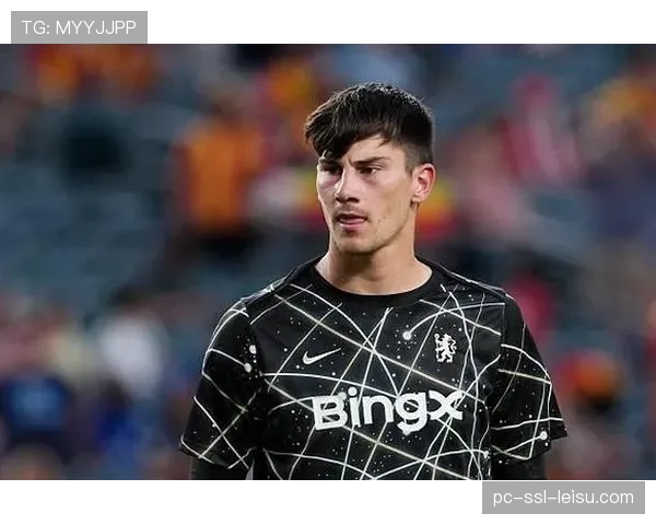 雨战中的温情：斯特拉斯堡球迷高歌致敬客队受伤门将